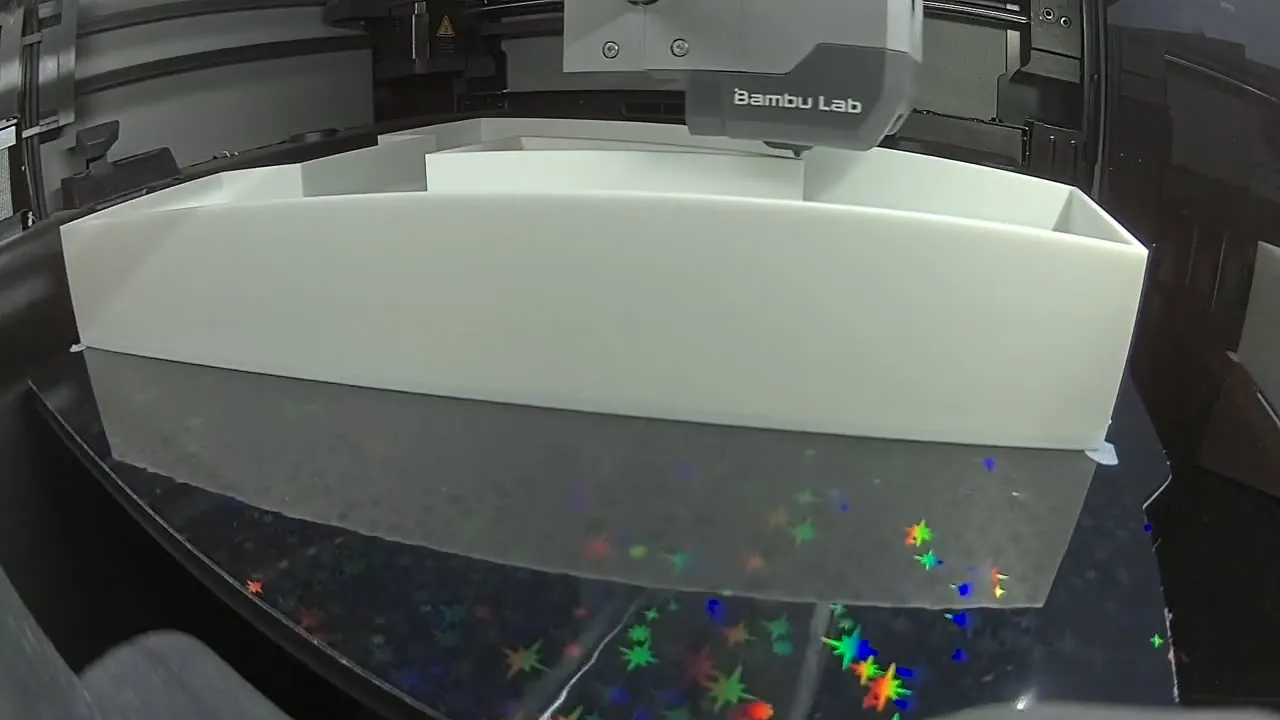 Imprimantă 3D producând o piesă în atelierul BrandFactory